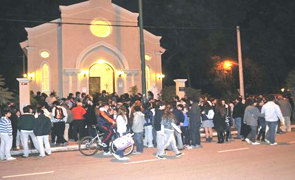 Milhares de fiéis lotam a igreja desde a descoberta | Foto:  Reprodução